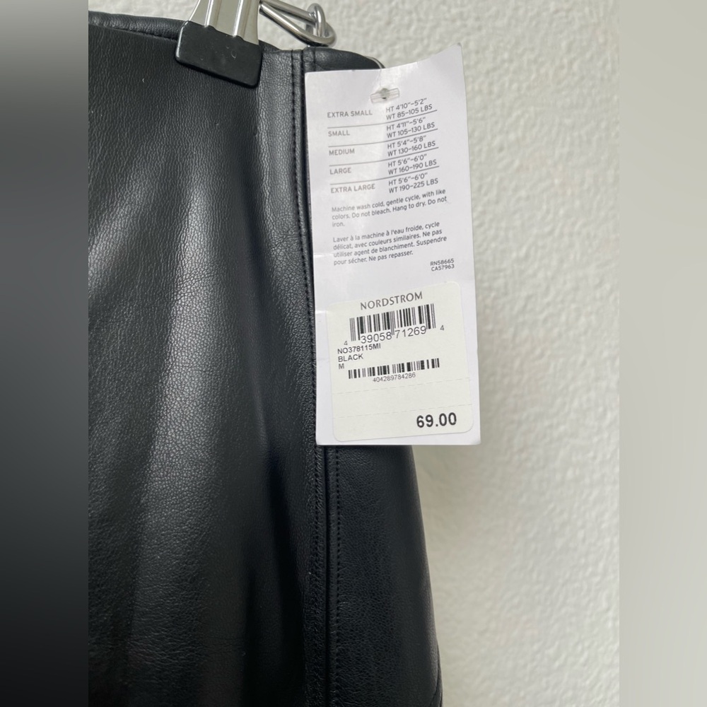 NWT Nordstrom Classic Black Faux Leather Leggings Size Medium Vegan Leather - Picture 2 of 5